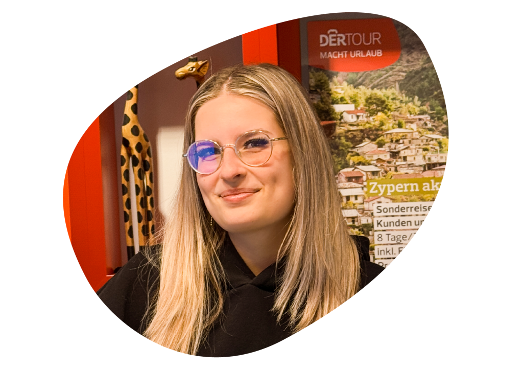 Portrait Diana Kalmykov, Auszubildende, sitzt in einem Reisebüro