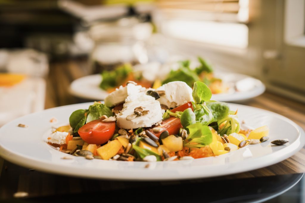 Teller mit Salat und weißem Käse