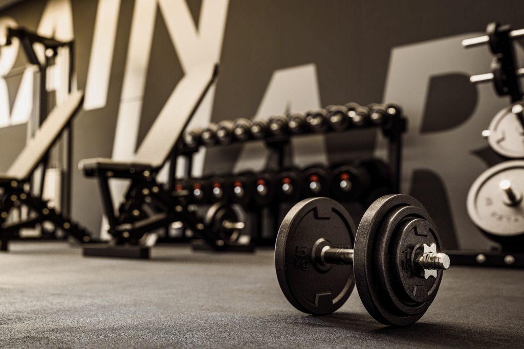 3d-Illustration von freien Gewichten oder Hanteln und Fitnessgeräten