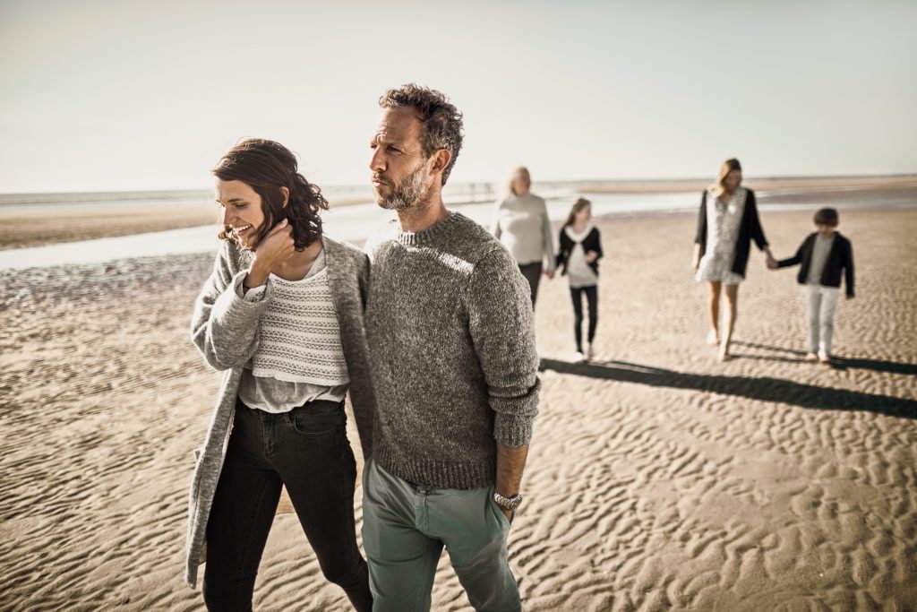 Familie bei einem Spaziergang am Strand