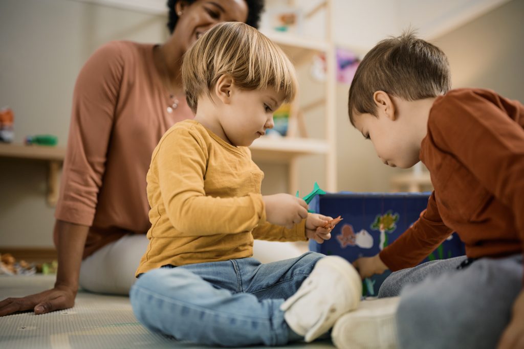Kleine Jungen haben Spaß beim Spielen mit Spielzeug in der Vorschule.