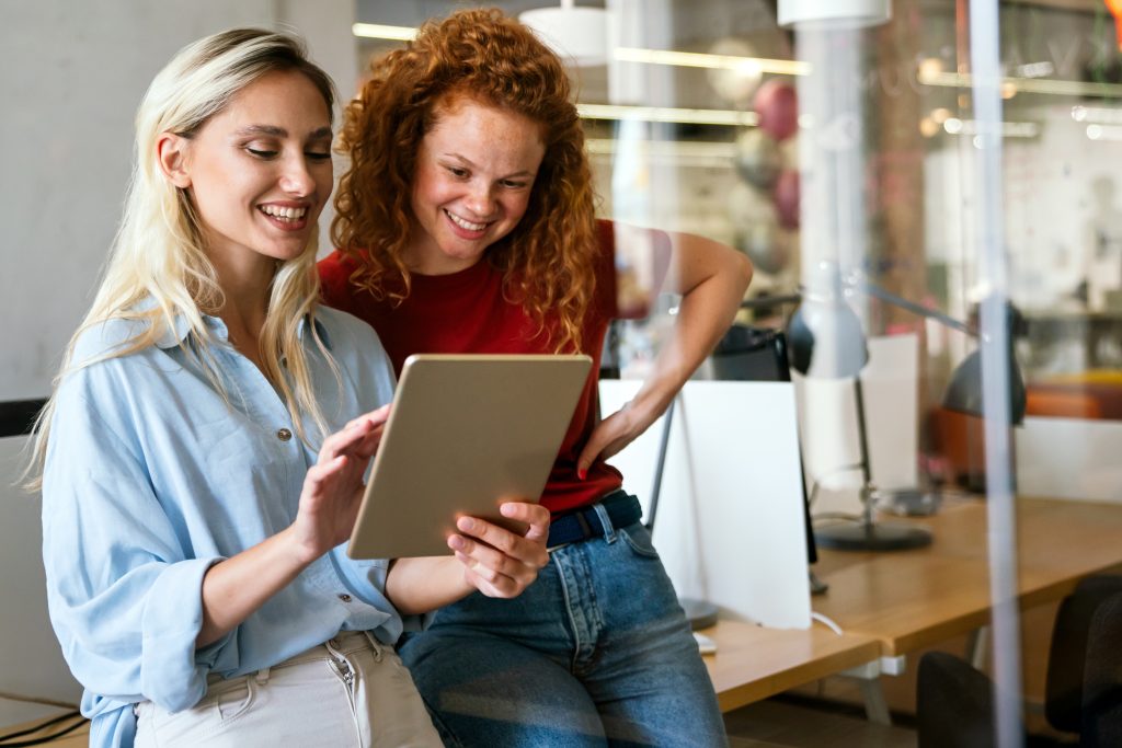 Portrait von glücklichen jungen Menschen, die zusammen arbeiten und Spaß im Büro haben. Business Arbeit Konzept;