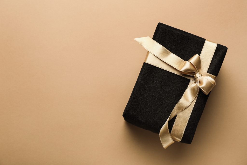 Schöne Geschenkbox auf farbigem Hintergrund